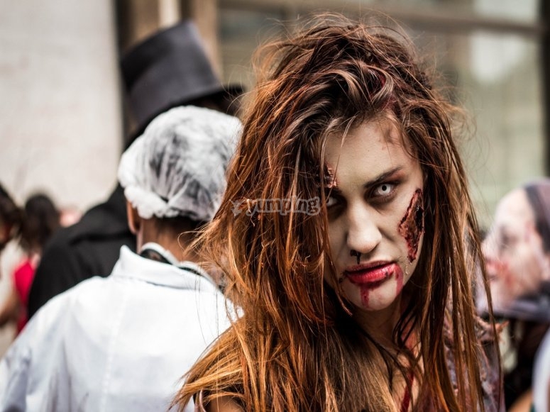 Chica convertida en zombie